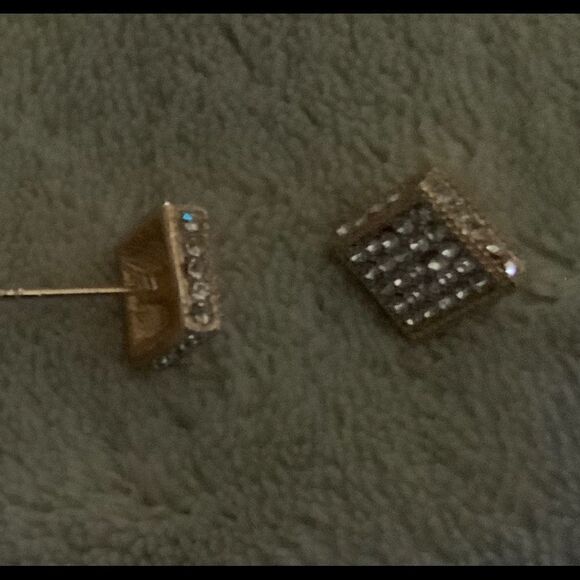 Exquisite 18k Gold Diamond Earrings - Picture 2 of 3